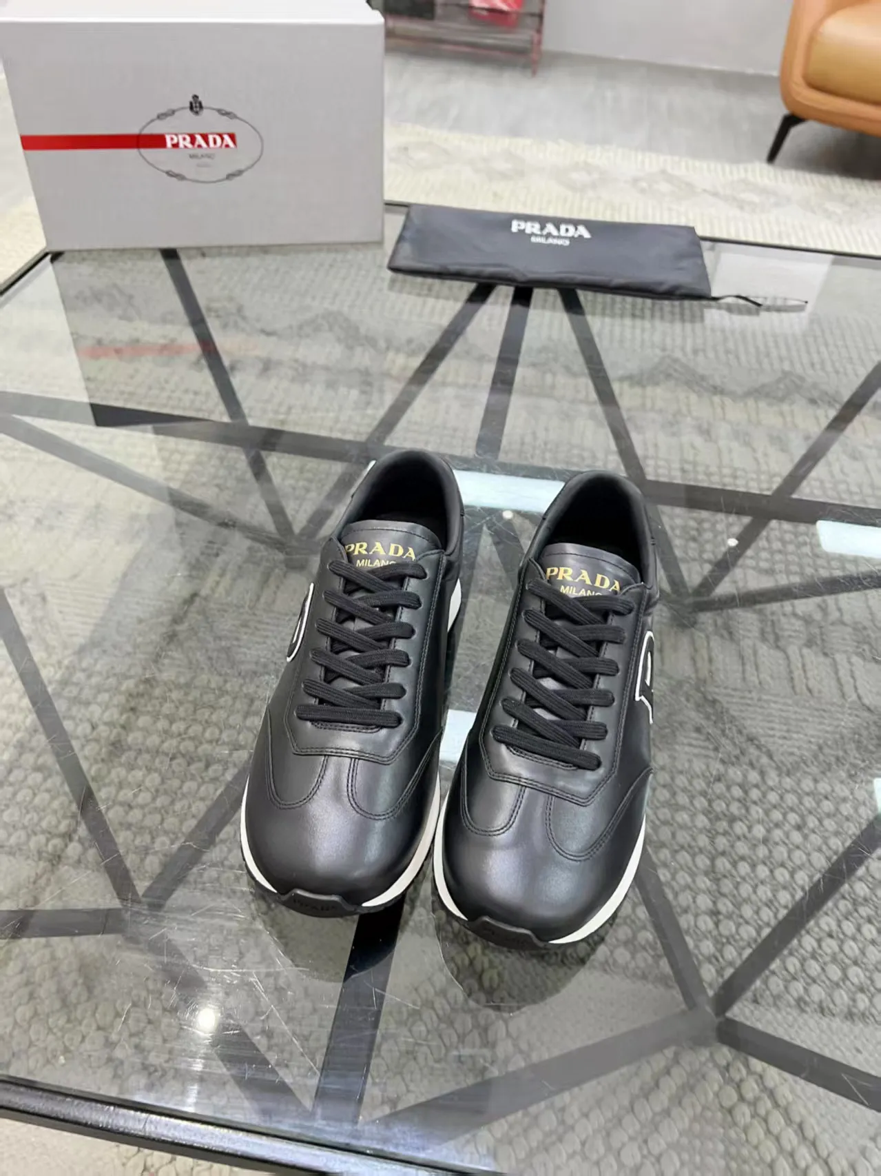 Factory price: 400💰Prada new men's leather sports shoes, the highest version on the market, any comparison is welcome🆚! The original leather has excellent texture and is super high-end! Fetal sheep net lining imported from Italy, removable pad! Luxurious materials and fine workmanship, highly recommended! Code number: 38-44, customized 45